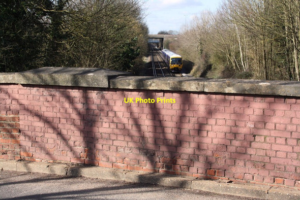 Photo 6"x4" First Great Western train approaching Old Forest Road bridge Wokingham c2015