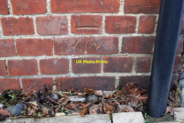 Photo 6"x4" Benchmark on Beanoak Farm house Wokingham c2015