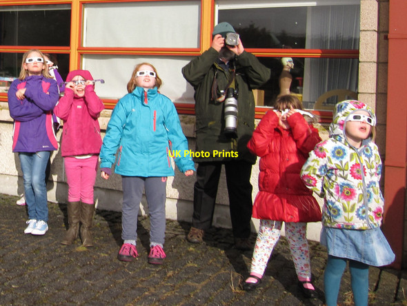 Photo 6"x4" Eclipse watchers, Baltasound School Baliasta\/HP6009 c2015