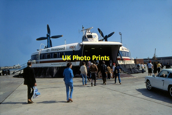 Photo 6"x4" Hovercraft Boarding at Dover Hoverport Dover\/TR3141 c1980