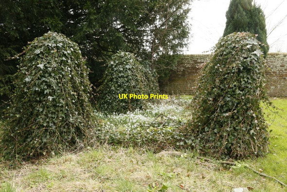 Photo 6"x4" Pillars or Headstones Didcot c2015