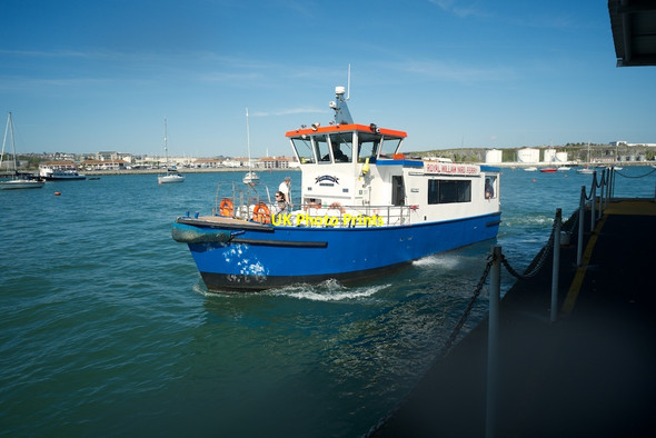 Photo 6"x4" Royal William Yard Ferry leaving Mount Batten Jetty Mount Batten c2014
