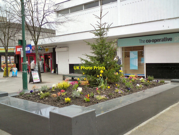 Photo 6"x4" Flower planter on Market Place Hyde\/SJ9494 c2014
