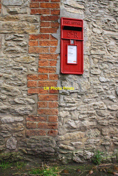 Photo 6"x4" Benchmark and letter box on the Mole Inn Baldon Row c2014