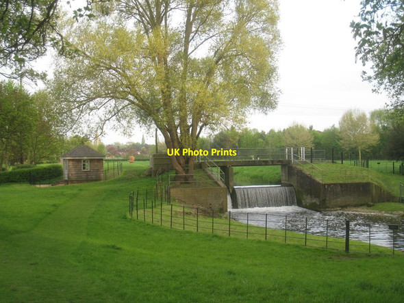 Photo 6"x4" Weir, footbridge and gauging station Hougham c2014