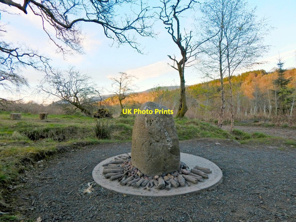 Photo 6"x4" The Craigallian Fire Memorial Blanefield\/NS5579 c2014