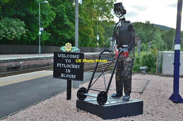 Photo 6"x4" Porter at Pitlochry station Pitlochry c2014