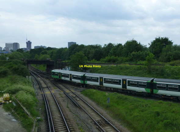 Photo 6"x4" Train at Selhurst Junction Croydon\/TQ3365 c2014