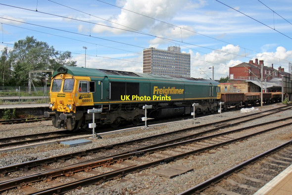 Photo 6"x4" Freightliner Class 66, 66951, Crewe railway station Crewe c2014