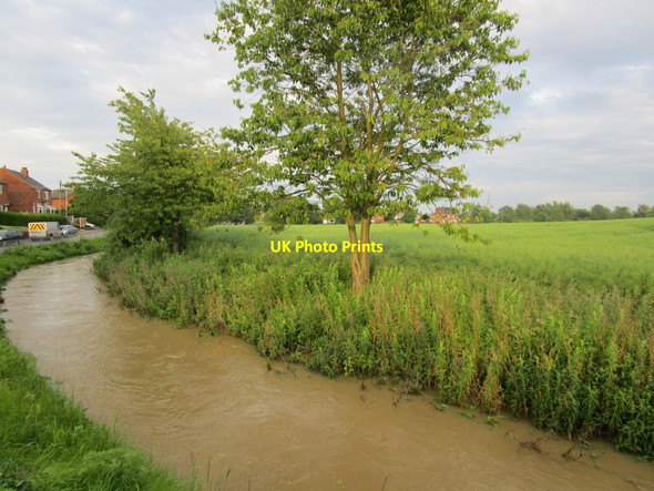 Photo 6"x4" Laughton Highland Drain in spate (2) Blyton c2014