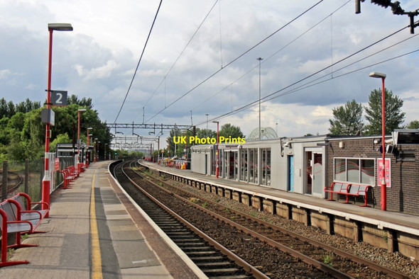 Photo 6"x4" Along platform 2, Runcorn railway station Runcorn c2014