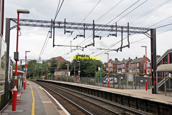 Photo 6"x4" Along platform 1, Runcorn railway station Runcorn c2014