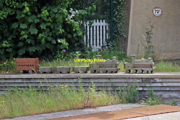 Photo 6"x4" Model train, Prestatyn railway station Prestatyn c2014