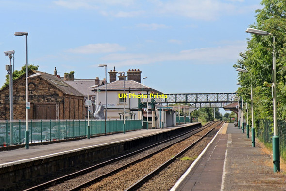 Photo 6"x4" Along the platform, Flint railway station Flint\/Y Fflint c2014