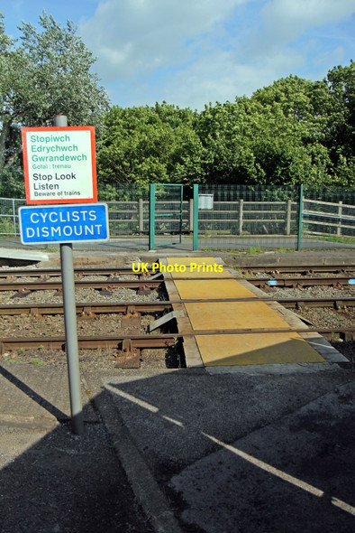 Photo 6"x4" Pedestrian level crossing, Hawarden Bridge railway station Connah's Quay c2014