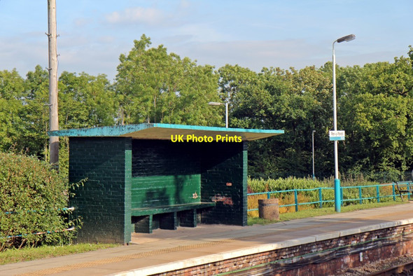 Photo 6"x4" Waiting shelter, Pen-y-ffordd railway station Penyffordd c2014