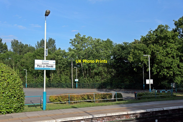 Photo 6"x4" Across the platform, Pen-y-ffordd railway station Penyffordd c2014