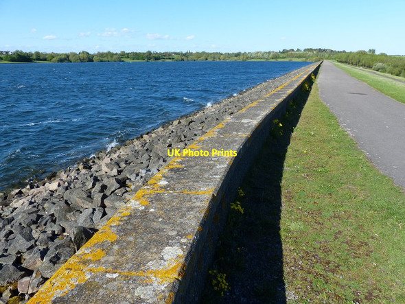 Photo 6"x4" The dam at Draycote Water Kites Hardwick c2015