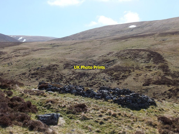 Photo 6"x4" Ruined shielding hut above Allt a' Gharbh - Choire Carn na Gr\u00e8ine c2015