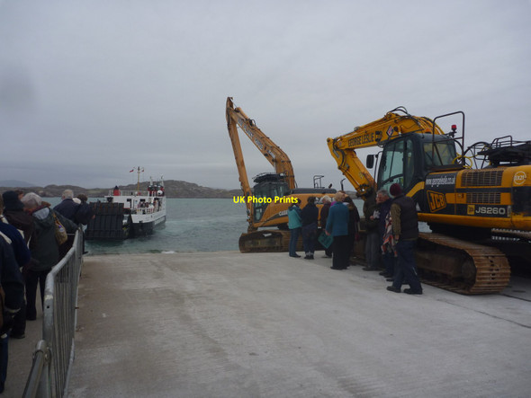 Photo 6"x4" Coastal Argyll : Diggers And Drivers On Iona Slipway Baile M\u00f2r c2015