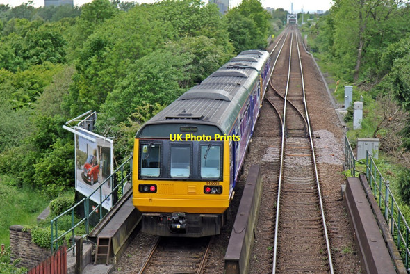 Photo 6"x4" Northern Rail Class 142, 142038, Bredbury railway station Romiley c2015