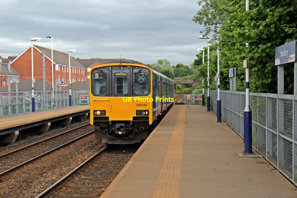 Photo 6"x4" Northern Rail Class 150, 150144, Bredbury railway station Romiley c2015