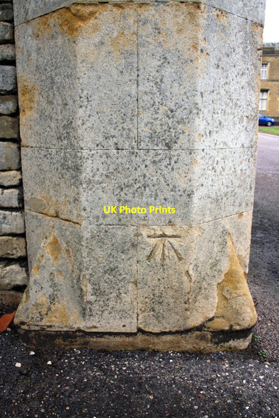 Photo 6"x4" Benchmark on Stamford Hospital gatepost Stamford\/TF0207 c2016
