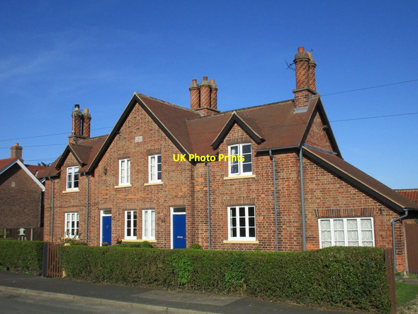 Photo 6"x4" Hotham Estate cottages Beswick\/TA0148 c2016