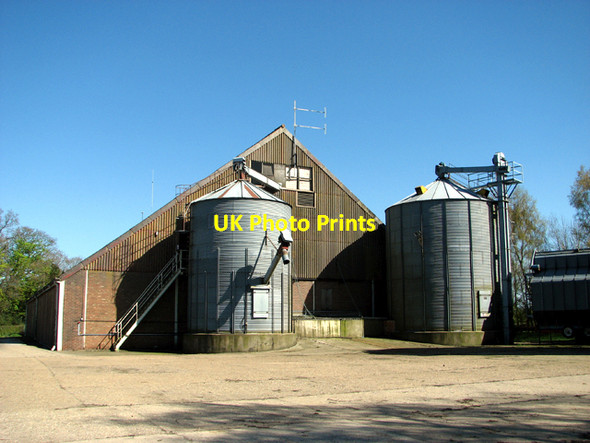 Photo 6"x4" Unusual farm shed Guestwick c2016