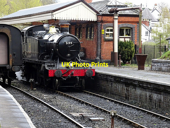 Photo 6"x4" Ex-GWR locomotive 5199 runs round its train at Llangollen Station Llangollen c2016