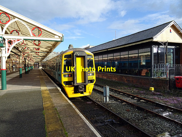 Photo 6"x4" A Machynlleth train standing at Aberystwyth Aberystwyth c2016