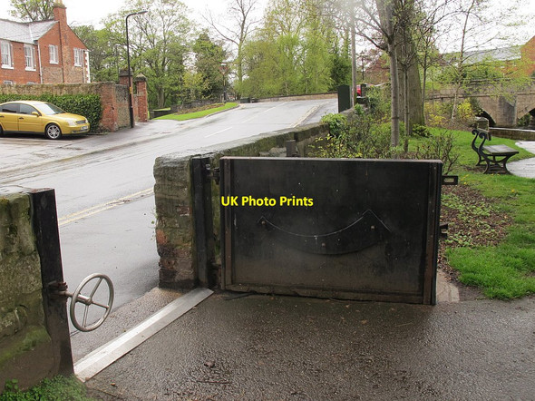 Photo 6"x4" Floodgate on Barefoot Street, Ripon Ripon c2016