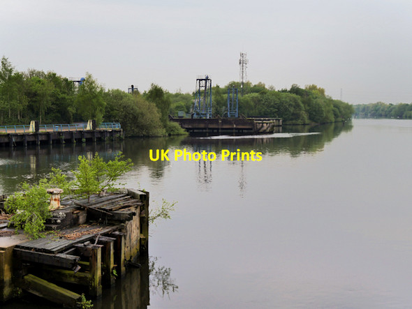 Photo 6"x4" Manchester Ship Canal Exiting Barton Locks Urmston c2016
