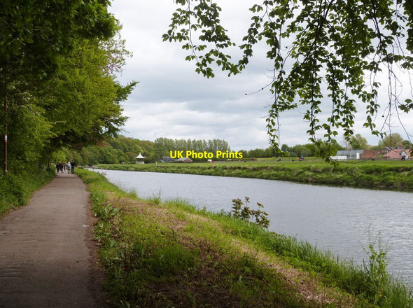 Photo 6"x4" The River Wear, looking across to the University sports ground Durham c2015