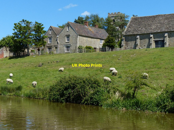 Photo 6"x4" Manor Farm and St. Mary's Church, Upper Heyford Upper Heyford\/SP4926 c2015