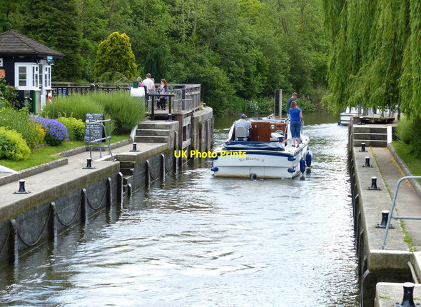 Photo 6"x4" Boat passing through Iffley Lock Iffley c2015