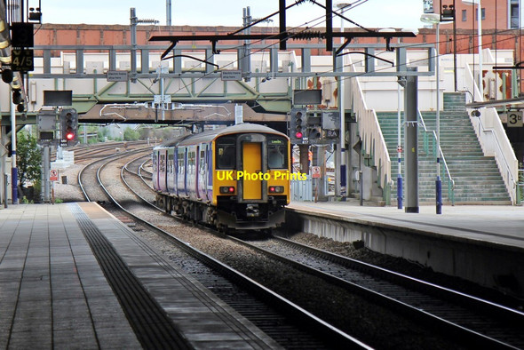 Photo 6"x4" Northern Rail Class 150, 150203, platform 3b, Manchester Victoria railway station Manchester c2015