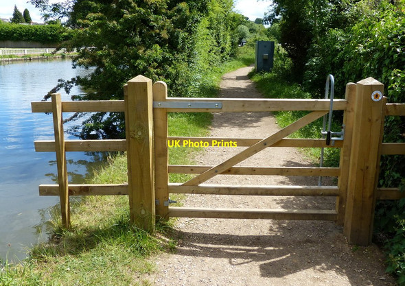Photo 6"x4" Gate along the Thames Path Sandford-on-Thames c2015