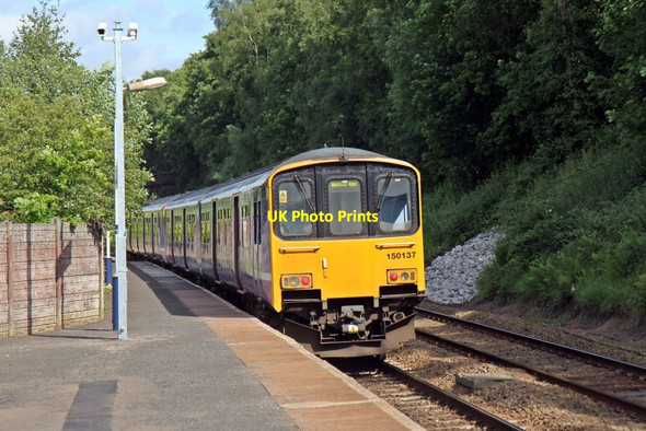 Photo 6"x4" Northern Rail Class 150, 150137, Gathurst railway station Gathurst c2015