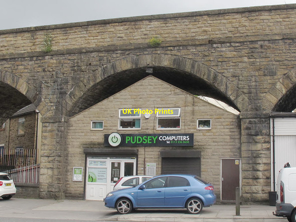 Photo 6"x4" The house under the viaduct Pudsey\/SE2233 c2015
