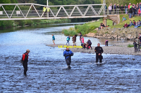 Photo 6"x4" Waiting for the horses, River Tweed Peebles\/NT2540 c2015