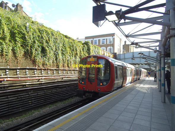 Photo 6"x4" New District Line train at Whitechapel  Stepney\/TQ3481 c2015
