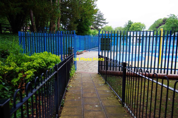 Photo 6"x4" Footpath to water fountains, Droitwich Lido, Droitwich Spa, Worcs Droitwich c2015