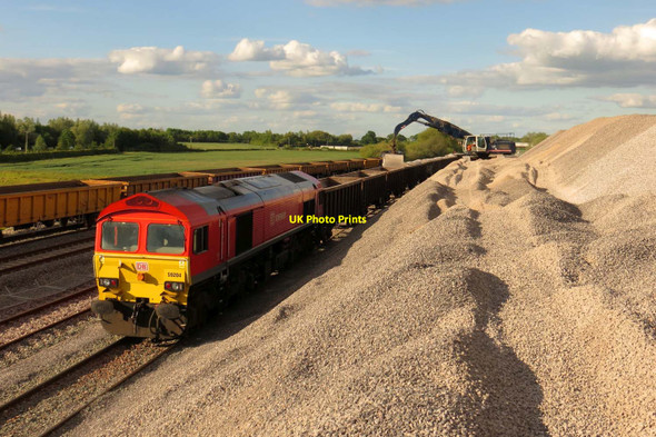 Photo 6"x4" Train being emptied at Oxford Banbury Road sidings Kidlington c2015