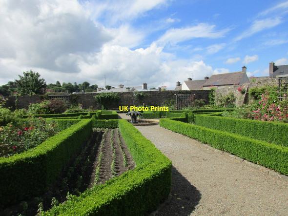 Photo 6"x4" Roscrea Castle, formal gardens Roscrea c2015