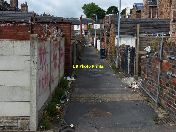 Photo 6"x4" Stoke-on-Trent alleyway Stoke-on-Trent c2015