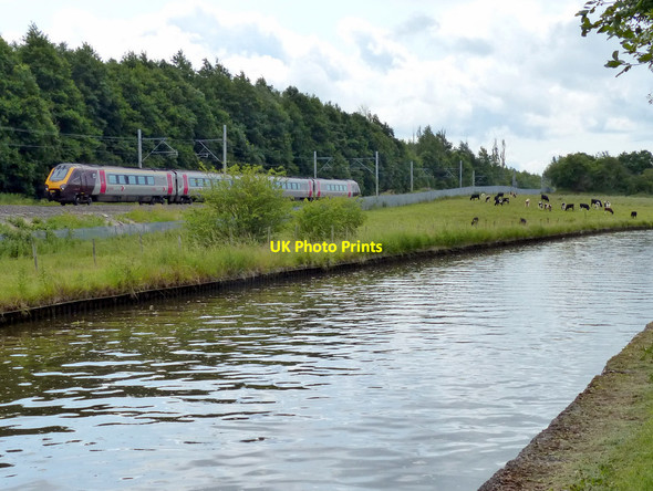 Photo 6"x4" Virgin train next to the Trent & Mersey Canal Blurton c2015
