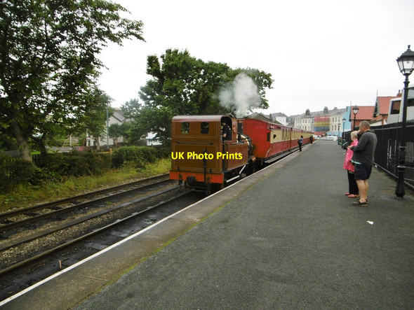 Photo 6"x4" Port Erin, train Four Roads\/SC2068 c2015