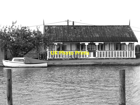 Photo 6"x4" 1930s bungalow beside the River Thurne Repps c2015