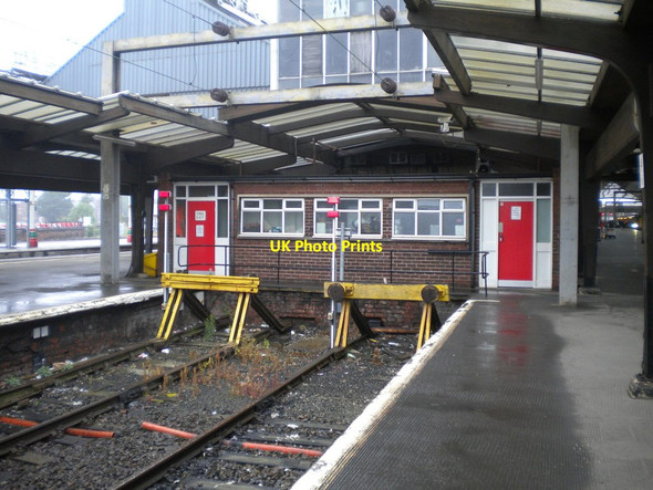 Photo 6"x4" Buffer stops, platforms 3C and 4C, Preston station Preston\/SD5329 c2015